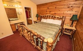 Cabin Close To Parkway Rd With River View